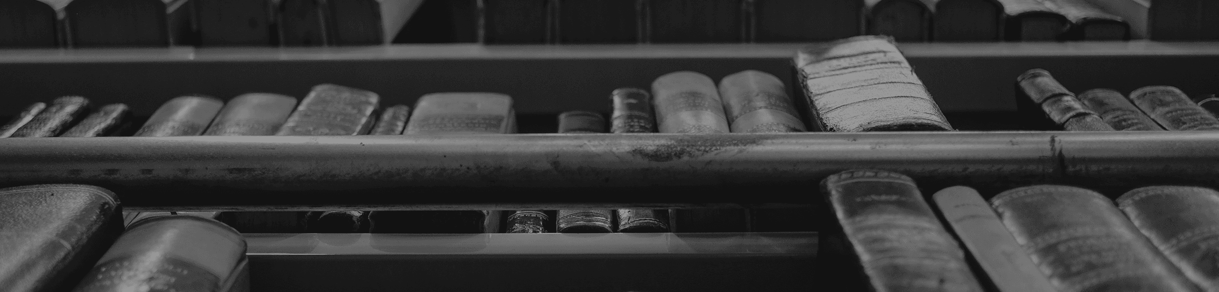 Scaffale con libri antichi